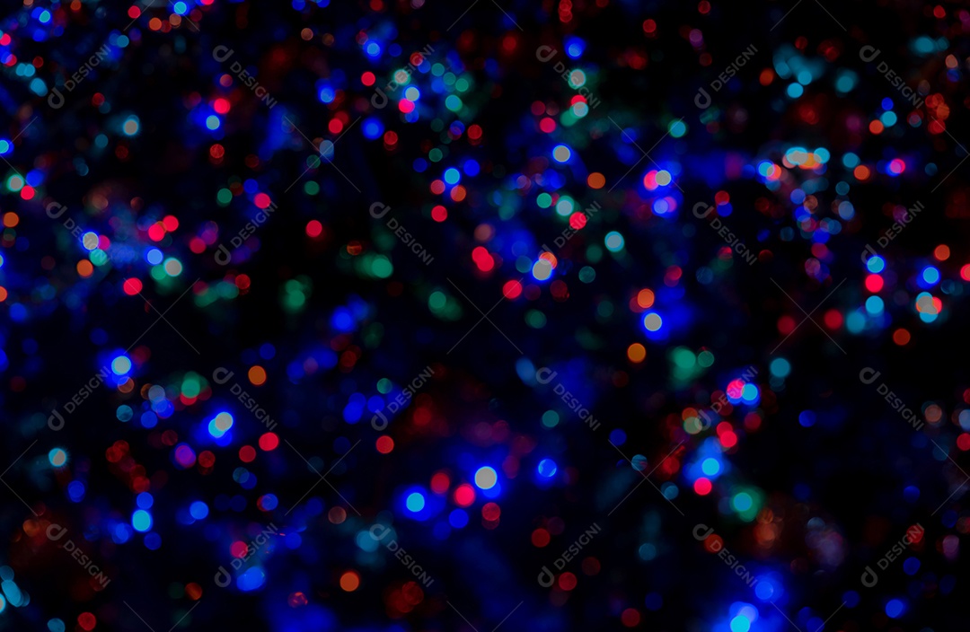 Fundo de bokeh vermelho, verde e azul turva da árvore de Natal.