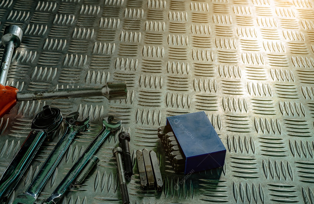 Vista superior das ferramentas na placa verificadora de metal industrial. Verificação de metal