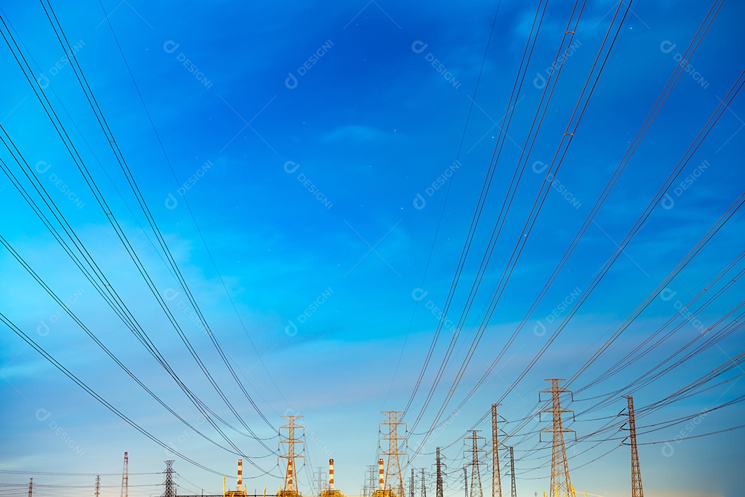 Poste elétrico de alta tensão e linhas de transmissão à noite