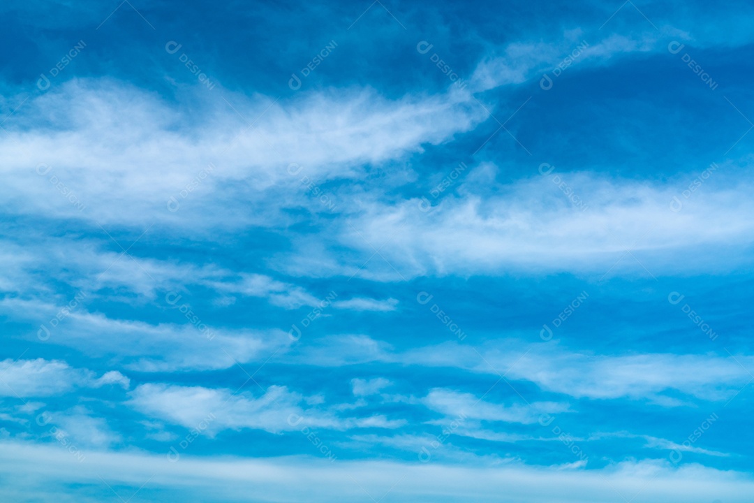 Lindo céu azul e nuvens brancas abstraem base.