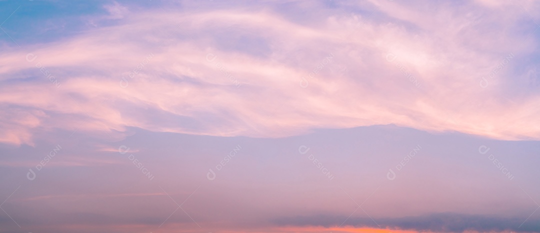 O céu cor-de-rosa dramático e as nuvens abstraem o fundo.