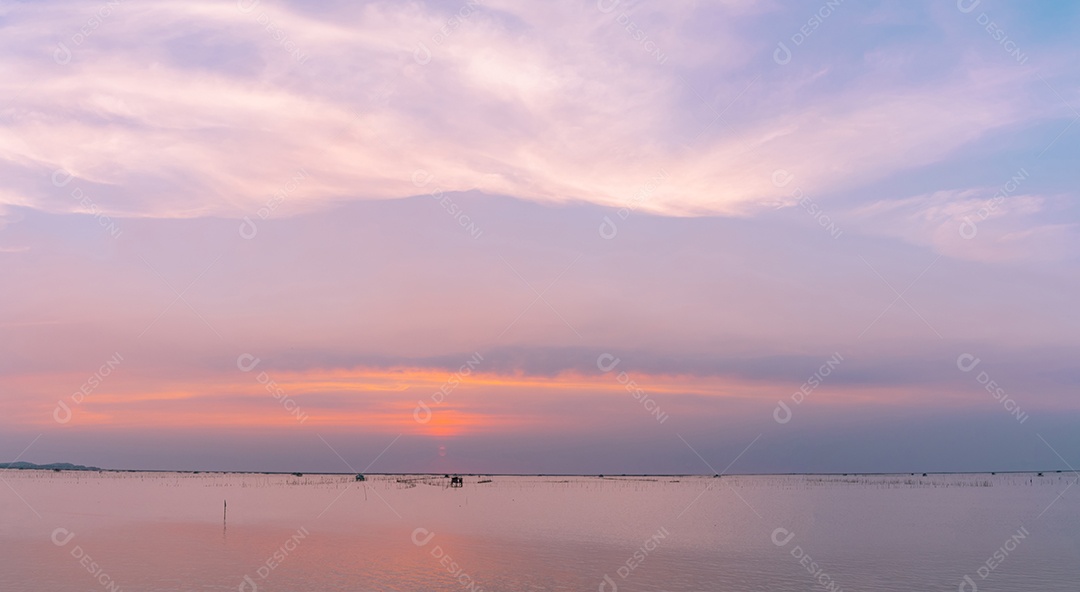 O céu cor-de-rosa dramático e as nuvens abstraem o fundo.
