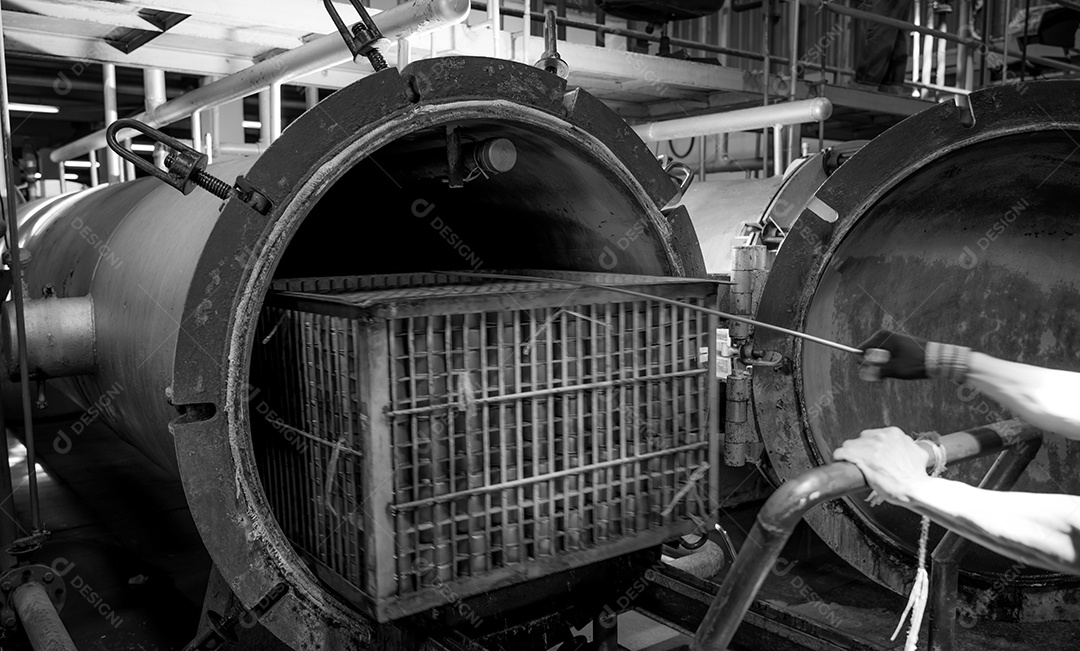 Os trabalhadores do borrão puxam comida enlatada do processamento de alta pressão