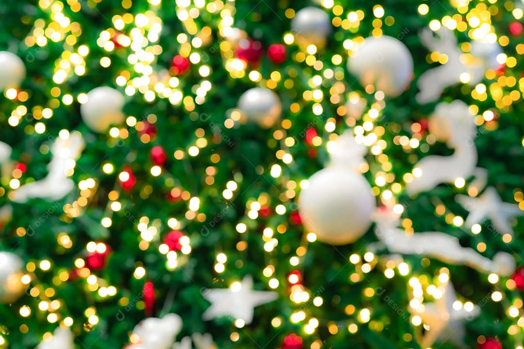 Fundo desfocado vermelho, verde e dourado bokeh da árvore de Natal.