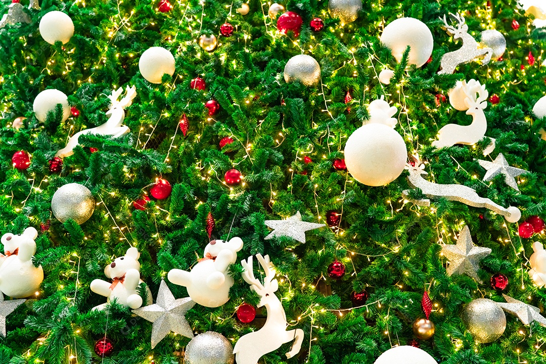 Feche a decoração da árvore de Natal com vermelho, ouro