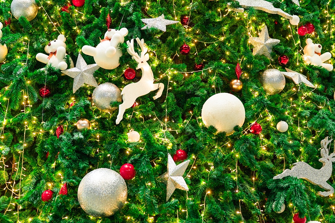 Feche a decoração da árvore de Natal com vermelho, ouro