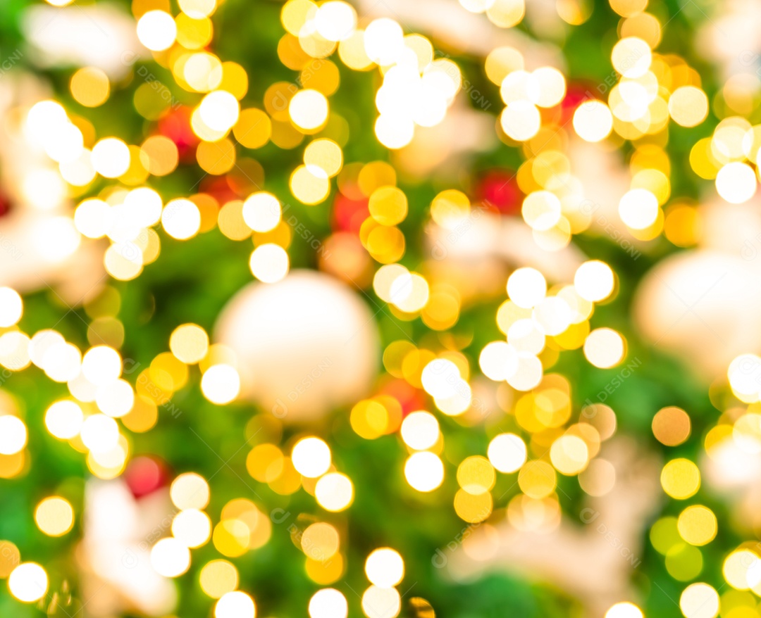 Fundo desfocado vermelho, verde e dourado bokeh da árvore de Natal.
