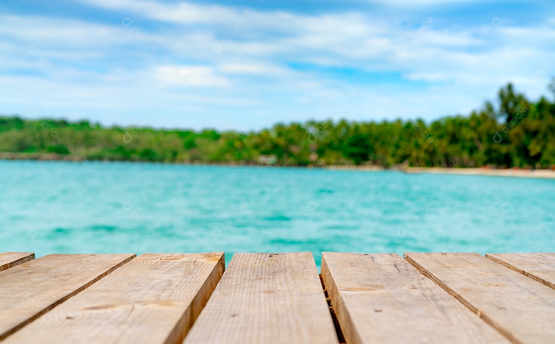 Exposição de produtos para promoção de verão. Ponte de madeira