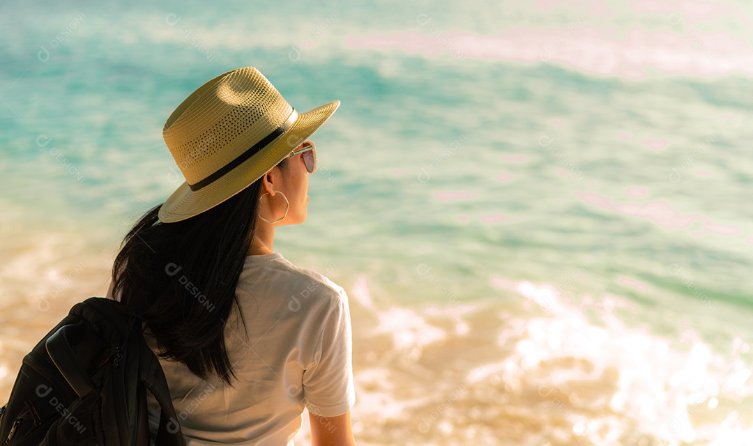 Vista de trás de uma jovem asiática feliz em moda casual