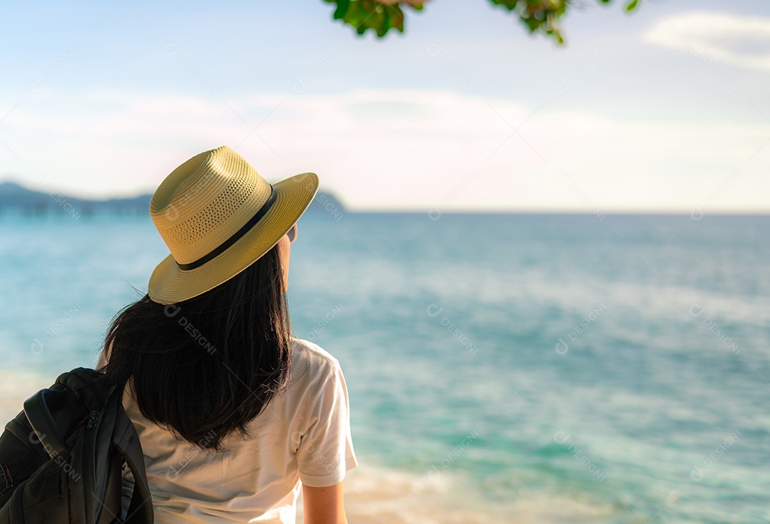 Vista de trás de uma jovem asiática feliz em moda casual