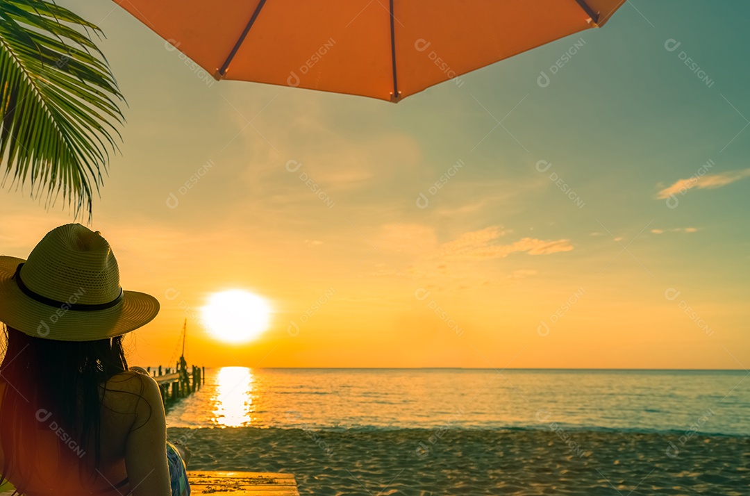 Sexy, aproveite e relaxe mulher usando biquíni deitada e tomando banho de sol