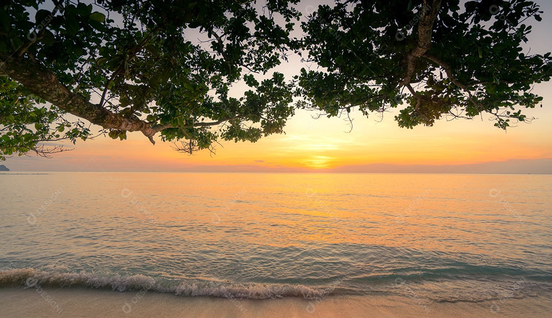 Belo pôr do sol na praia do paraíso tropical.