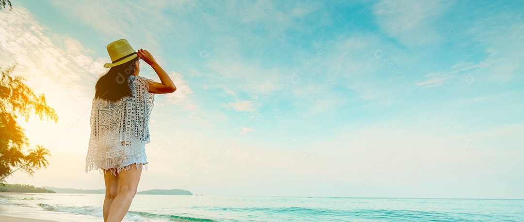 Mulher jovem feliz na moda estilo casual e chapéu de palha em pé