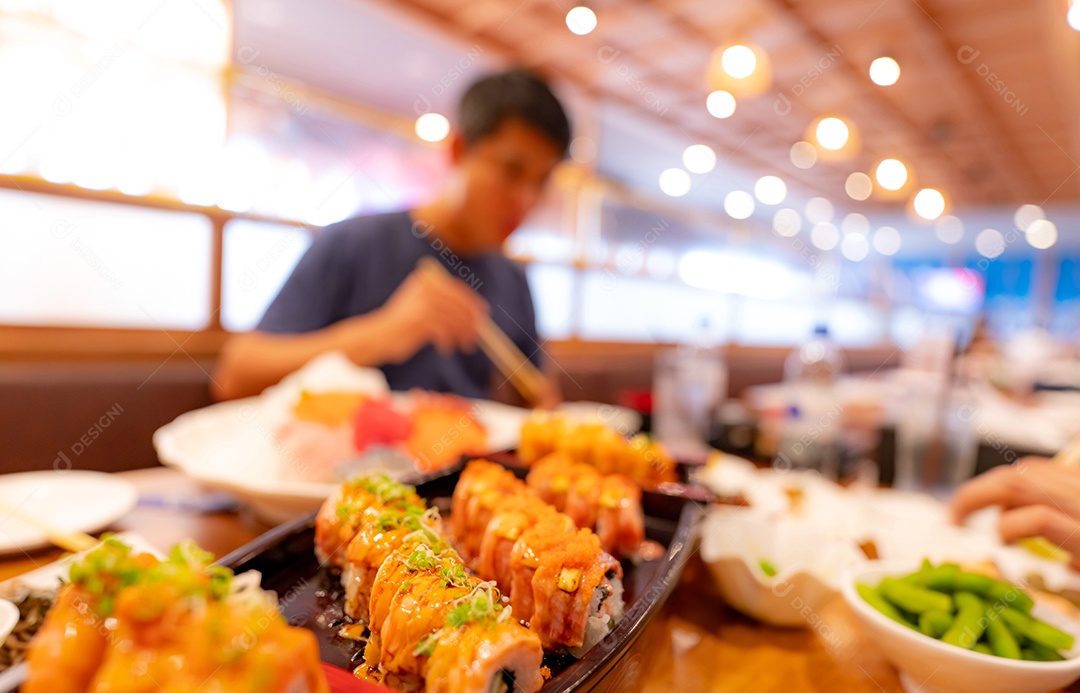 Foco seletivo na comida japonesa em um restaurante japonês.