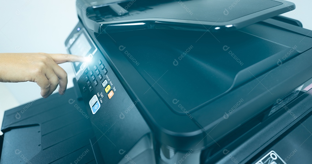 Mão de trabalhador de escritório pressione o botão na impressora a laser multifuncional.