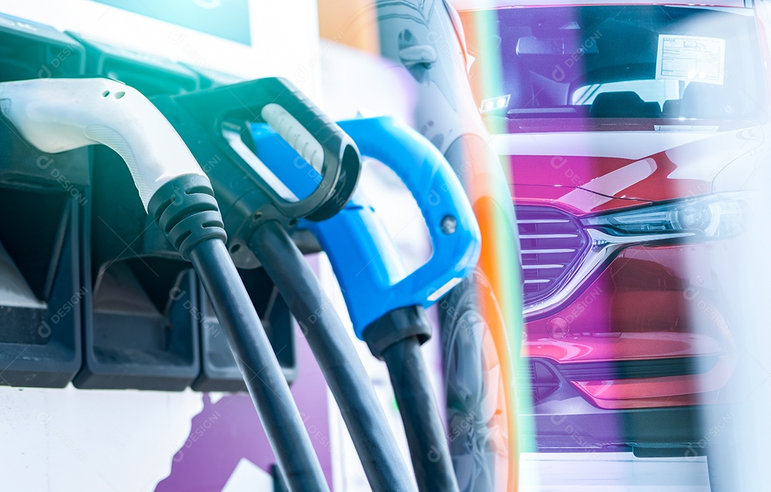 Novo carro EV vermelho e estação de carregamento de carro elétrico para charge