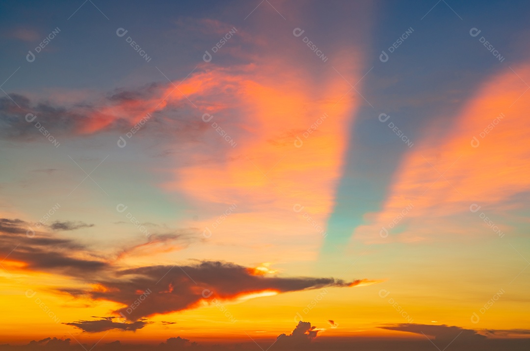 Céu lindo pôr do sol. Céu pôr do sol laranja e azul com lindo