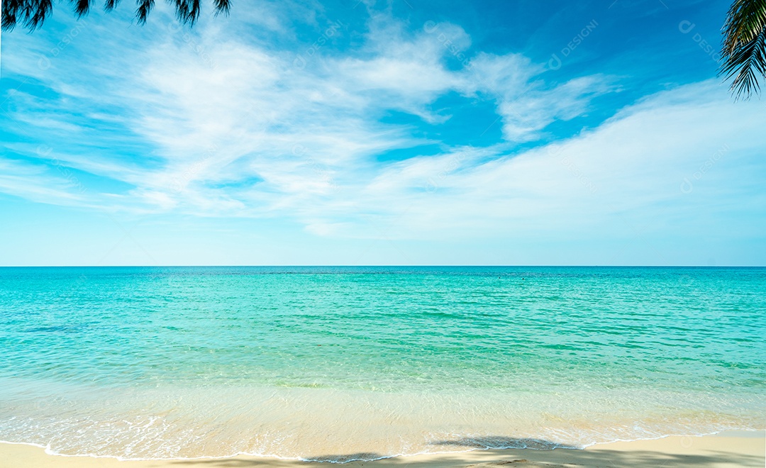 Praia de areia dourada à beira-mar com água do mar verde esmeralda