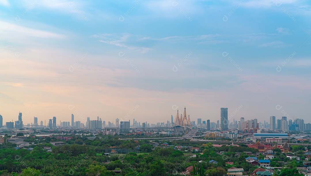 Paisagem urbana de prédio moderno com rodovia