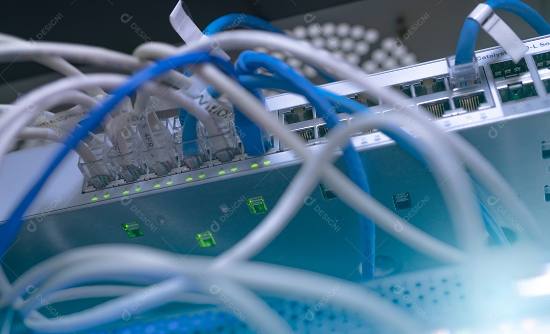 Interruptor de rede e cabo ethernet no centro de dados. plugue wi-fi