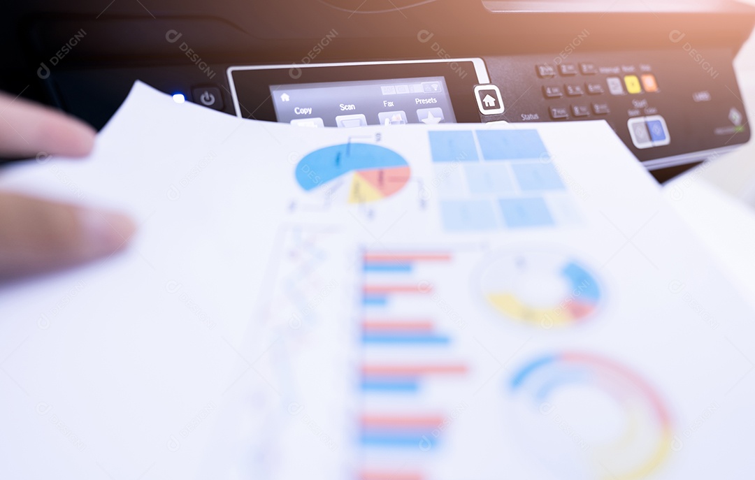 Copie, imprima, digitalize e envie fax no escritório. Documento e papel
