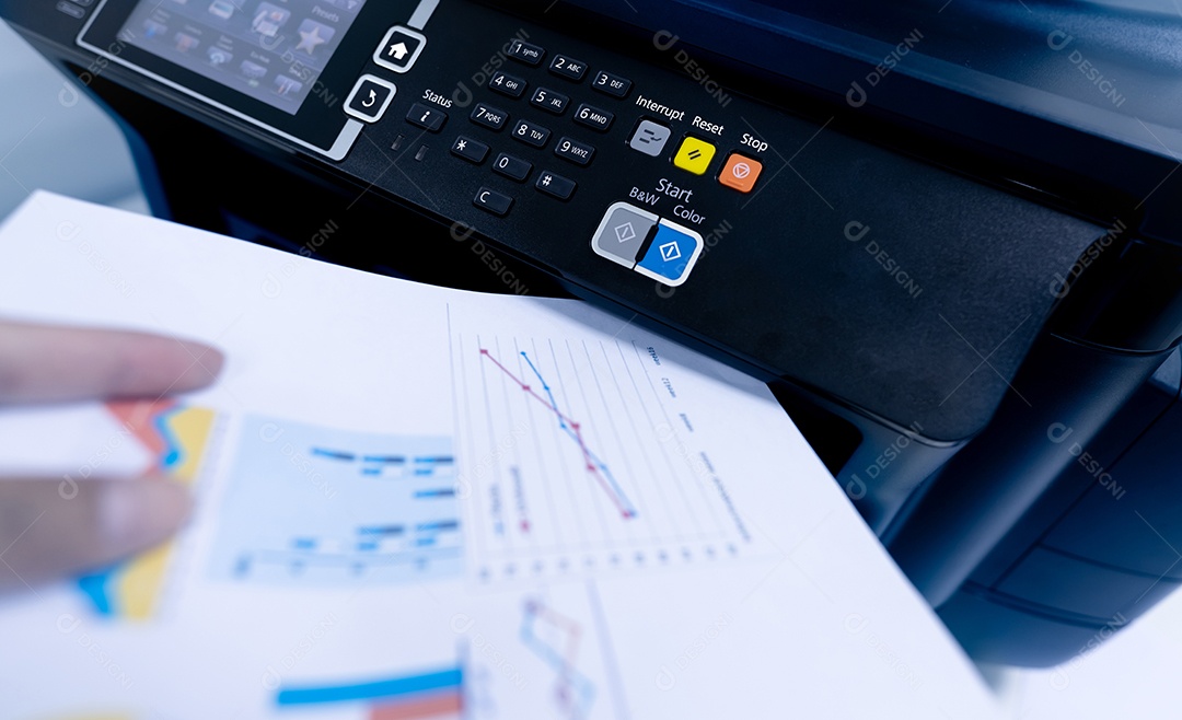 Papel de impressão de trabalhador de escritório na impressora a laser multifuncional.