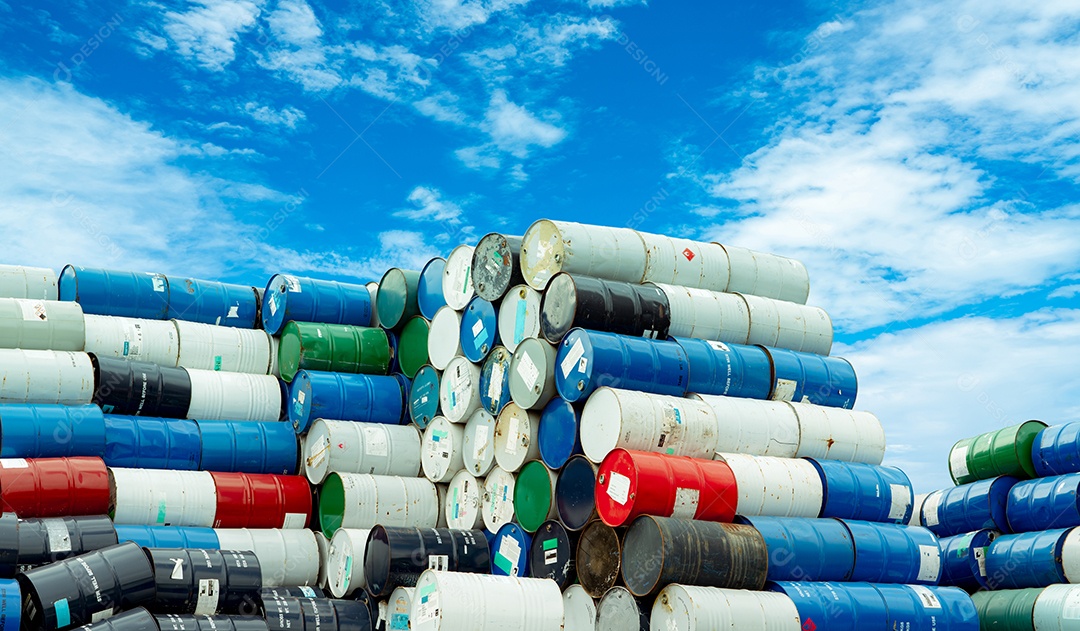 Velhos barris químicos. Barril químico de perigo com etiqueta de advertência.