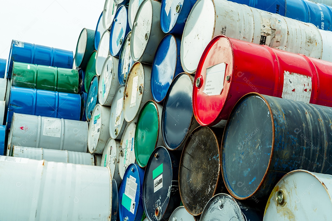 Barris de produtos químicos antigos com etiqueta de aviso de líquido inflamável.