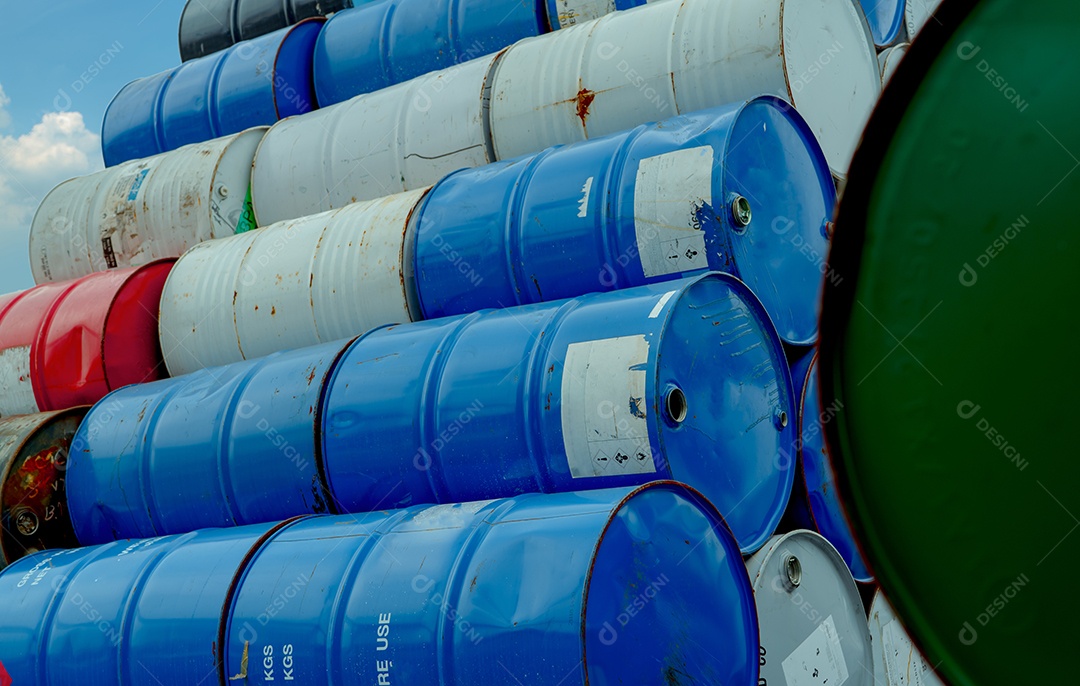 Pilha velha de barris químicos. Tambor químico vermelho, verde e azul.
