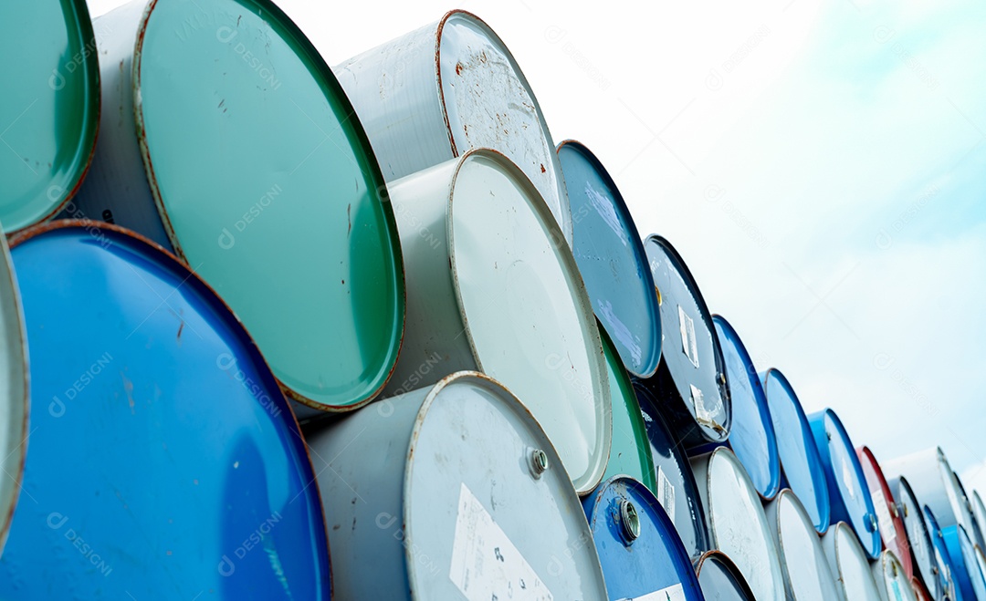 Velhos barris químicos. Tambor de óleo azul e verde. óleo de aço vazio