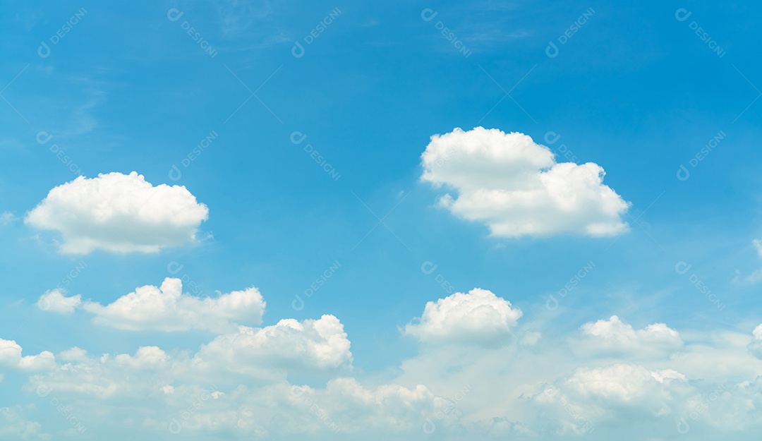 Nuvens cumulus fofas brancas no céu azul com espaço de cópia para texto