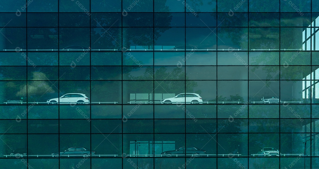 Carro de luxo estacionado no edifício do parque de estacionamento de vários andares.