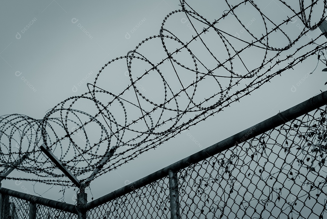 Cerca de segurança da prisão. Cerca de segurança de arame farpado. Arame navalha