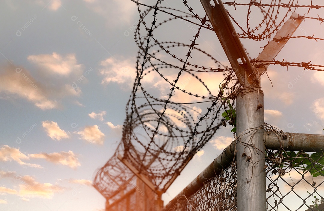 Cerca de segurança da prisão. Cerca de segurança de arame farpado. Arame navalha