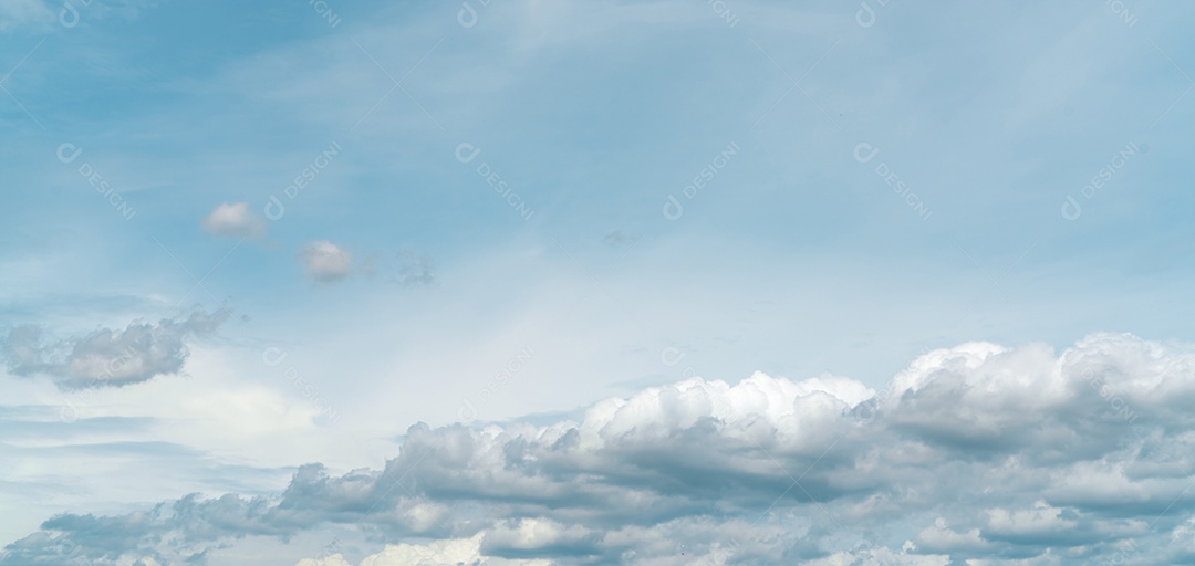 Vista panorâmica de nuvens fofas brancas no céu azul. close-up branco