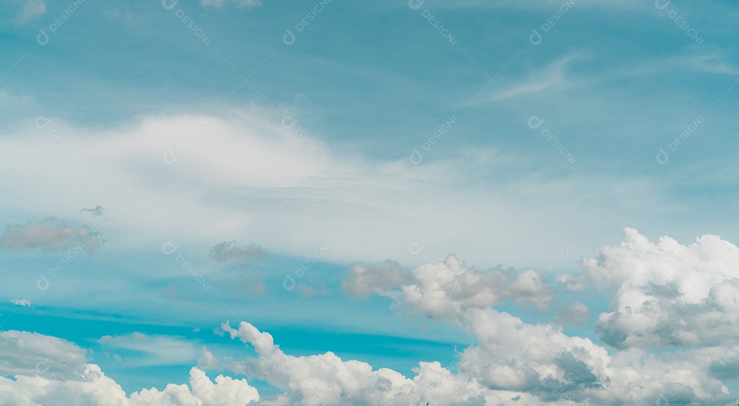 Cloudscape de nuvens stratocumulus brancas no céu azul. Quadro completo