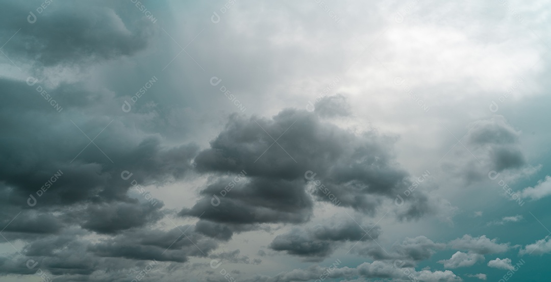 Vista panorâmica do céu nublado. Céu cinzento dramático e nuvens escuras