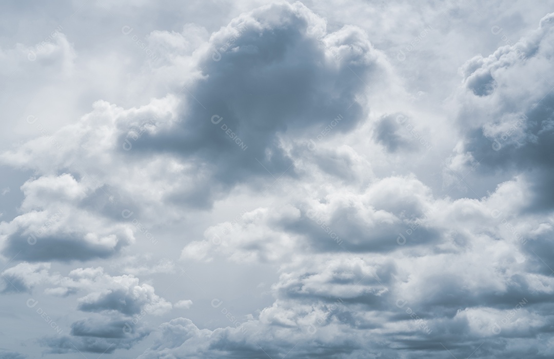 Céu dramático escuro e nuvens cinzentas. Plano de fundo para o dia das bruxas