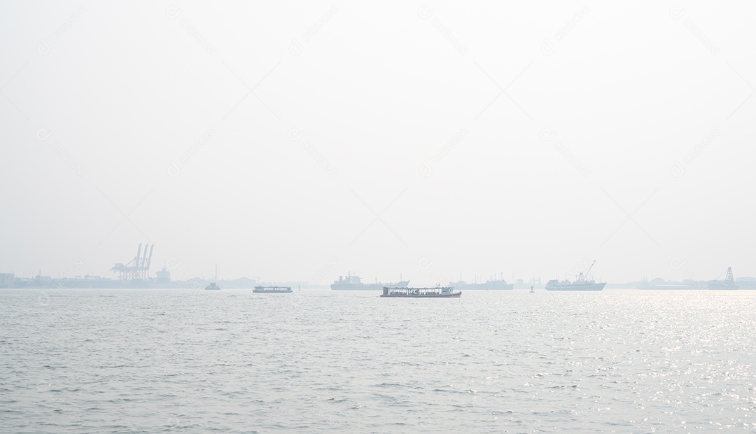 Poluição do ar no cais. Má qualidade do ar cheia de poeira causa