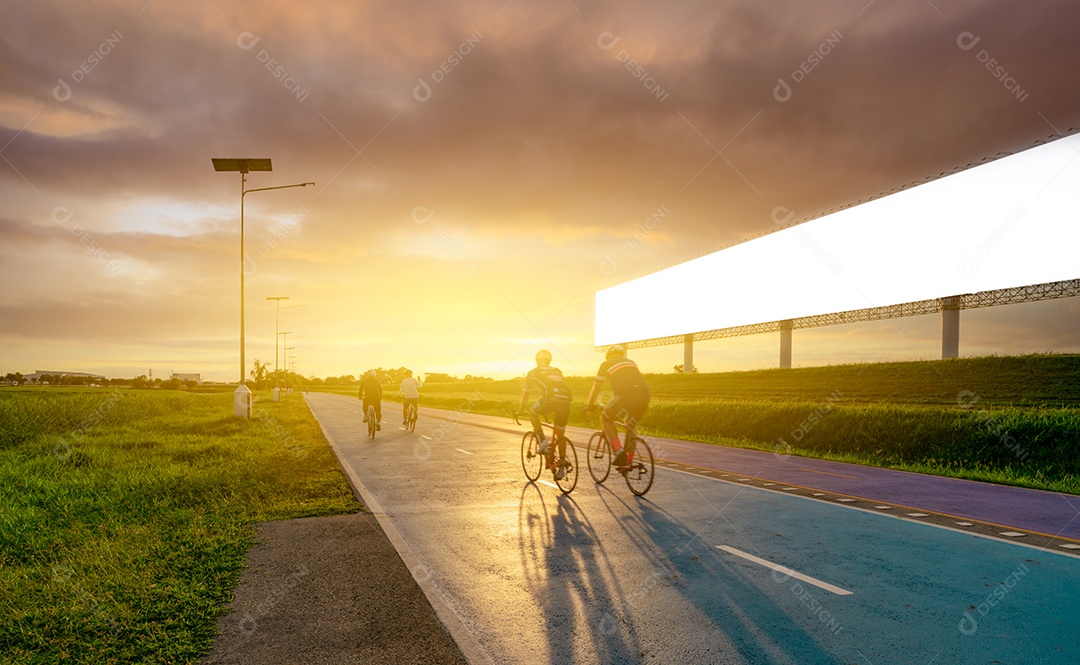 Homem de esportes anda de bicicleta na estrada à noite perto de um espaço em branco