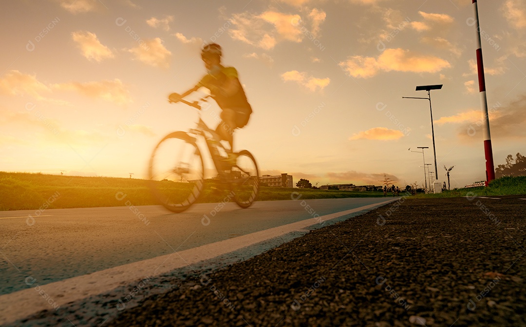 Homem de esportes de desfoque de movimento anda de bicicleta com movimento de velocidade