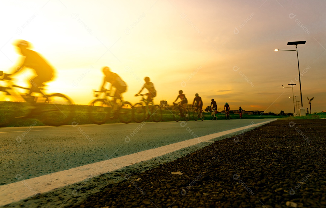 Desfoque o esportista de foto andando de bicicleta com movimento de velocidade na rua