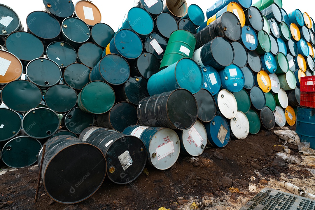 Velhos barris químicos. Barril químico de perigo com etiqueta de advertência.