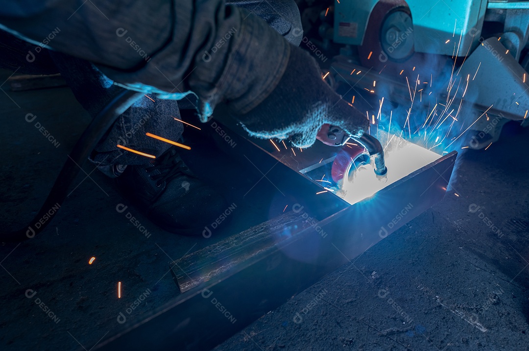 Soldador de solda de metal com máquina de solda de arco de argônio e solda