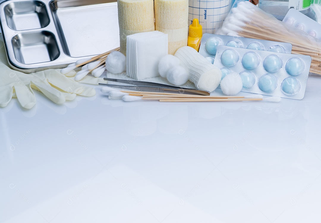 Conjunto de curativo para tratamento de feridas. Fórceps, bastão de algodão, bandagem conforme