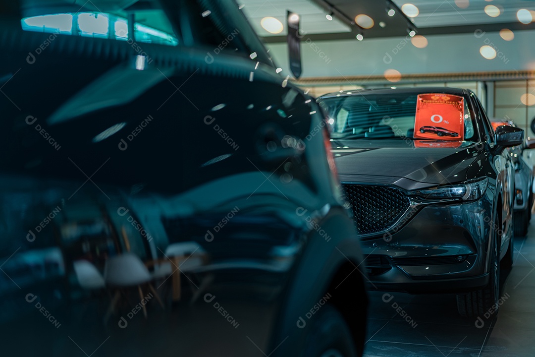 Carro SUV de luxo de foco seletivo estacionado em showroom de luxo.