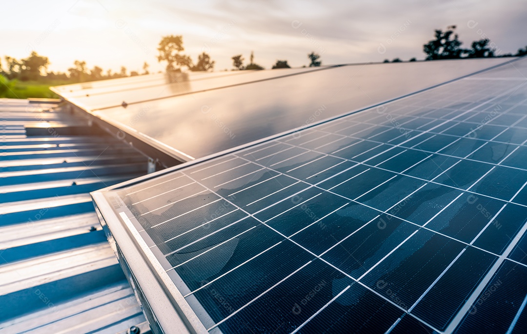 Foco seletivo no painel solar ou módulo fotovoltaico com pôr do sol