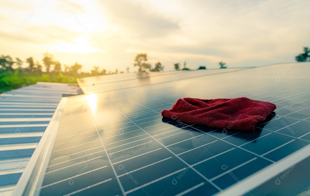 Pano de microfibra vermelho para limpeza de painéis solares ou módulo fotovoltaico