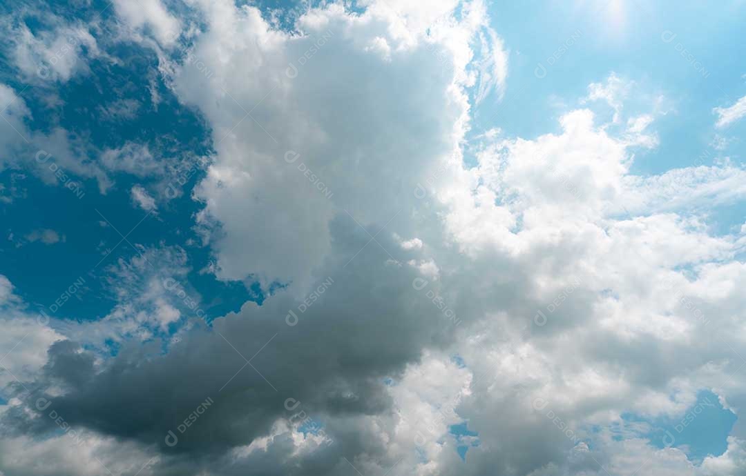 Lindo céu azul e nuvens cumulus brancas abstraem base.