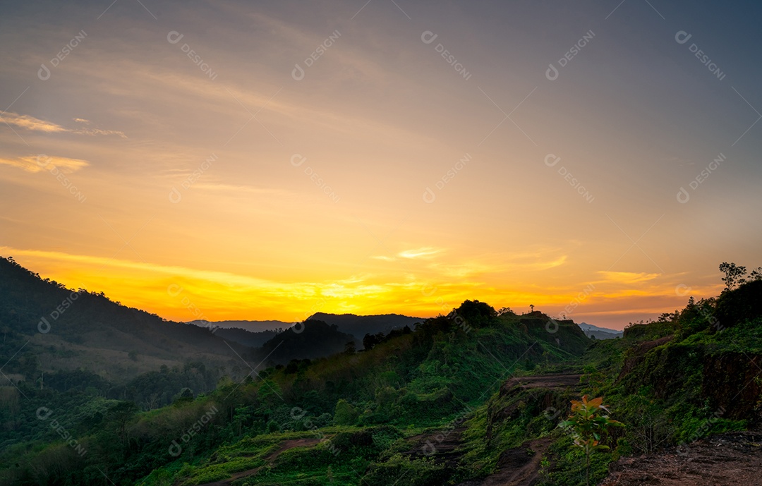 Bela paisagem natural da cordilheira com céu pôr do sol
